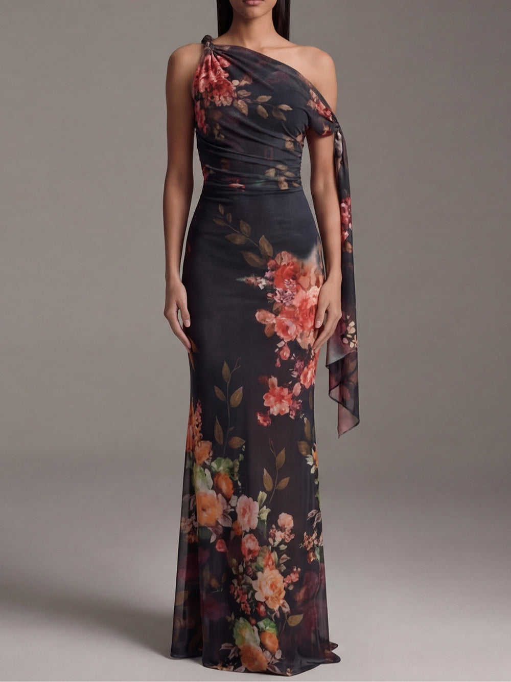 Robe maxi noire plissée à une épaule