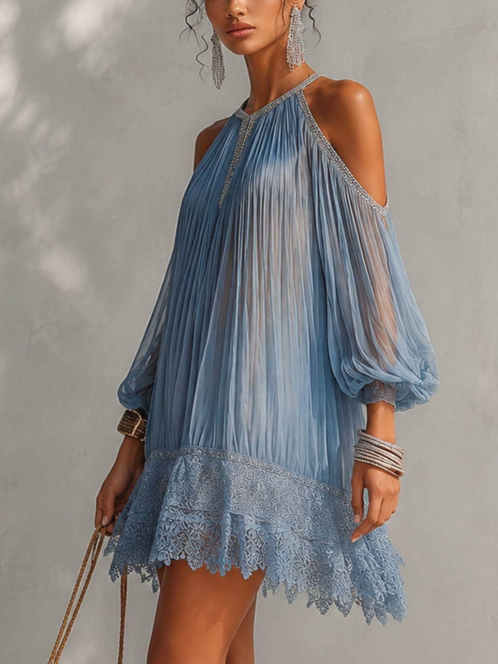 Celeste | Mini robe bleue épaules dénudées, froncée et ourlet en dentelle
