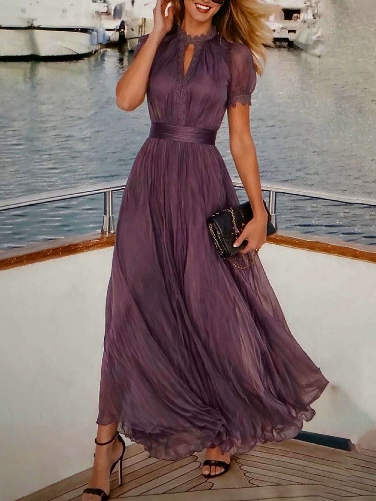 Robe longue violette en mousseline à col goutte et bordures en dentelle