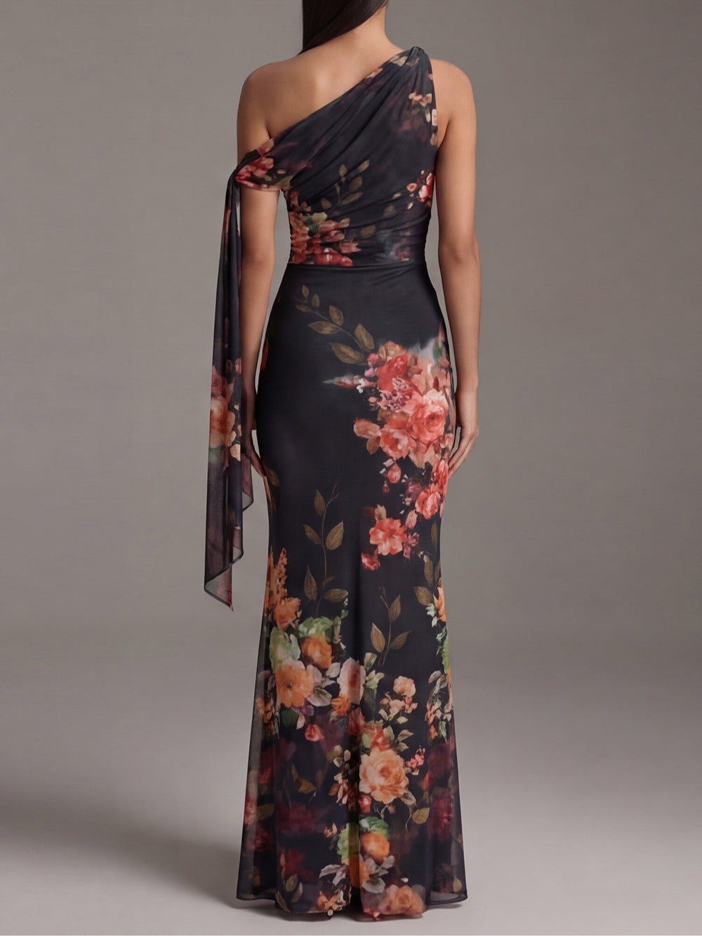 Robe maxi noire plissée à une épaule