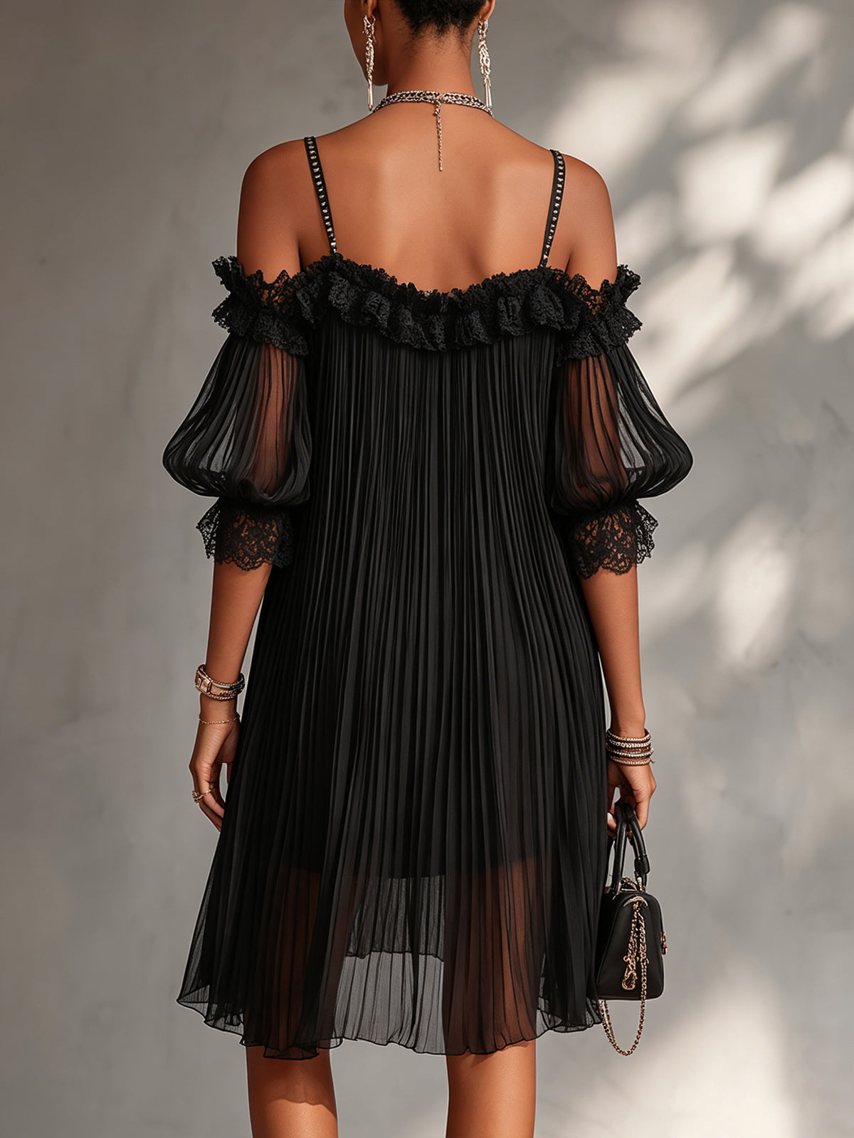 Camille | Robe Mini en Mousseline Noire à Épaules Dénudées et Bordure en Dentelle