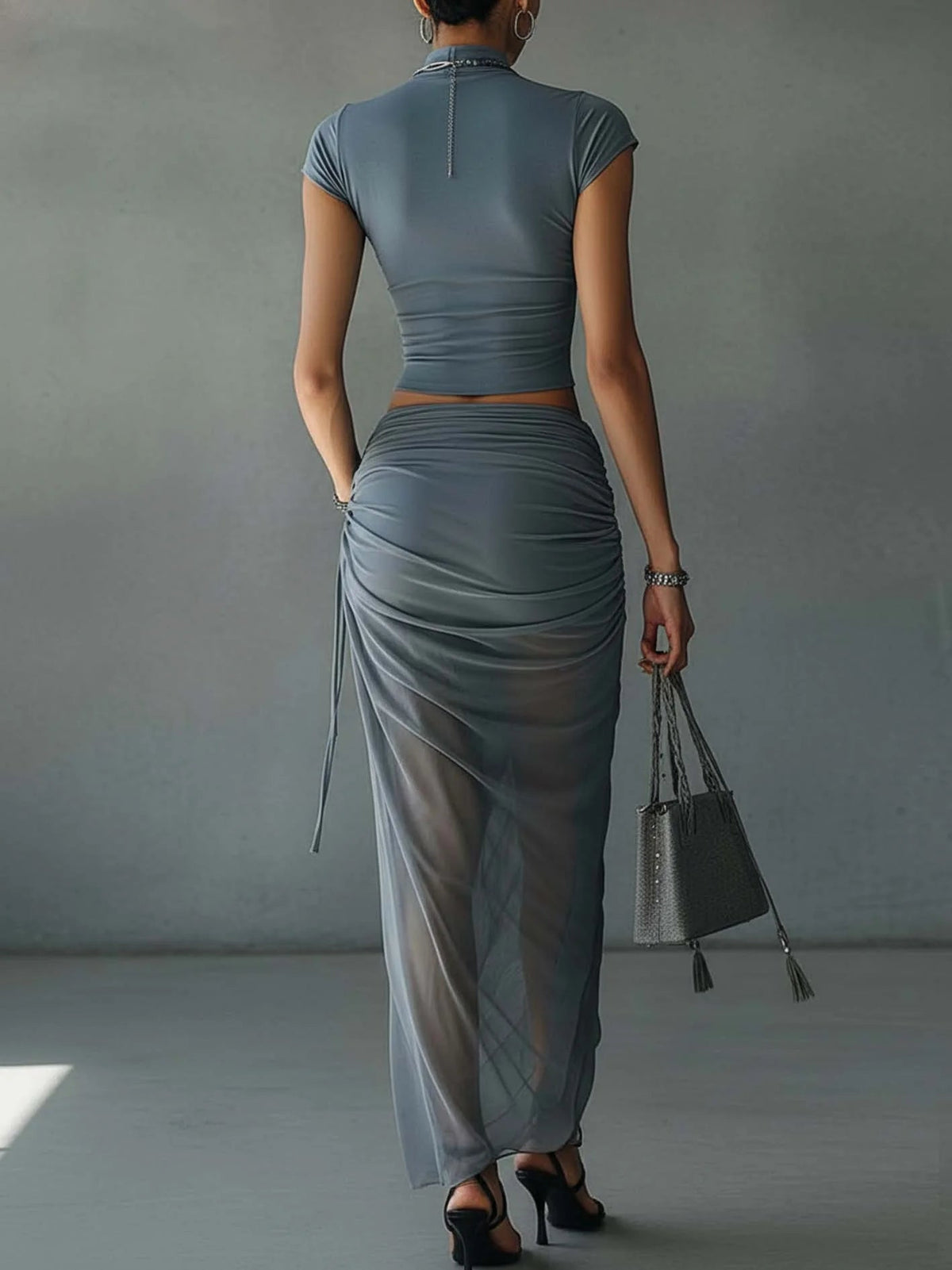 Ensemble bleu composé d’un T-shirt et d’une jupe en résille