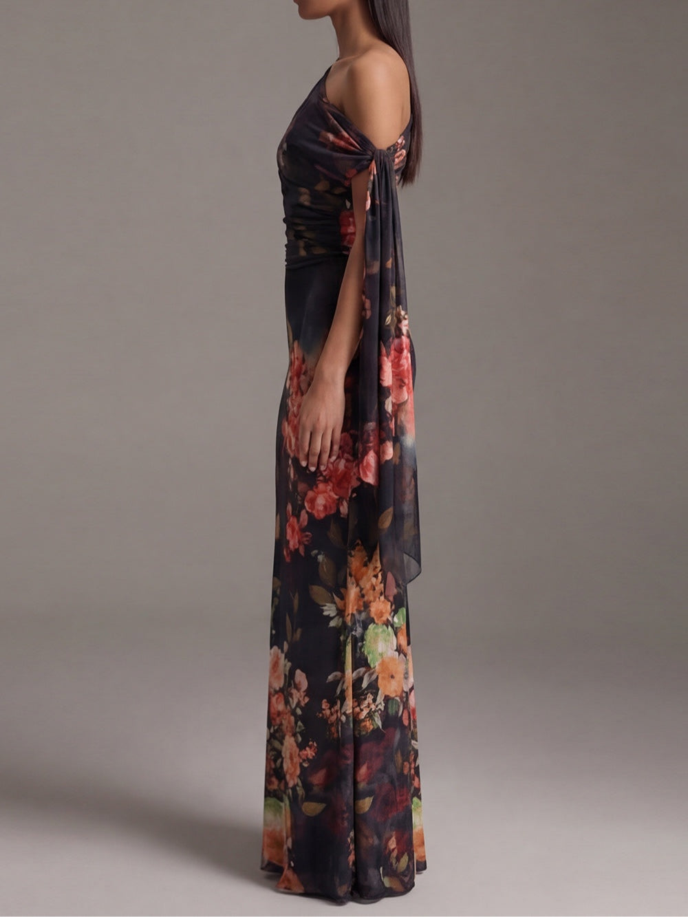 Robe maxi noire plissée à une épaule