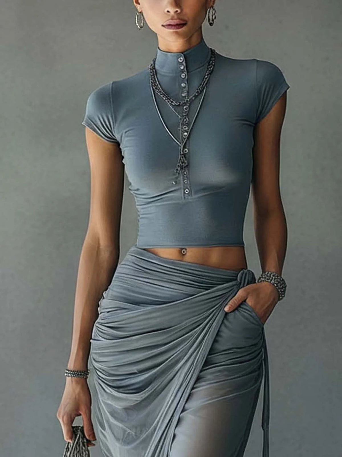 Ensemble bleu composé d’un T-shirt et d’une jupe en résille