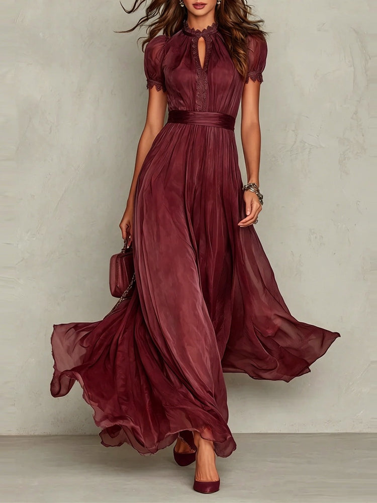Robe longue violette en mousseline à col goutte et bordures en dentelle