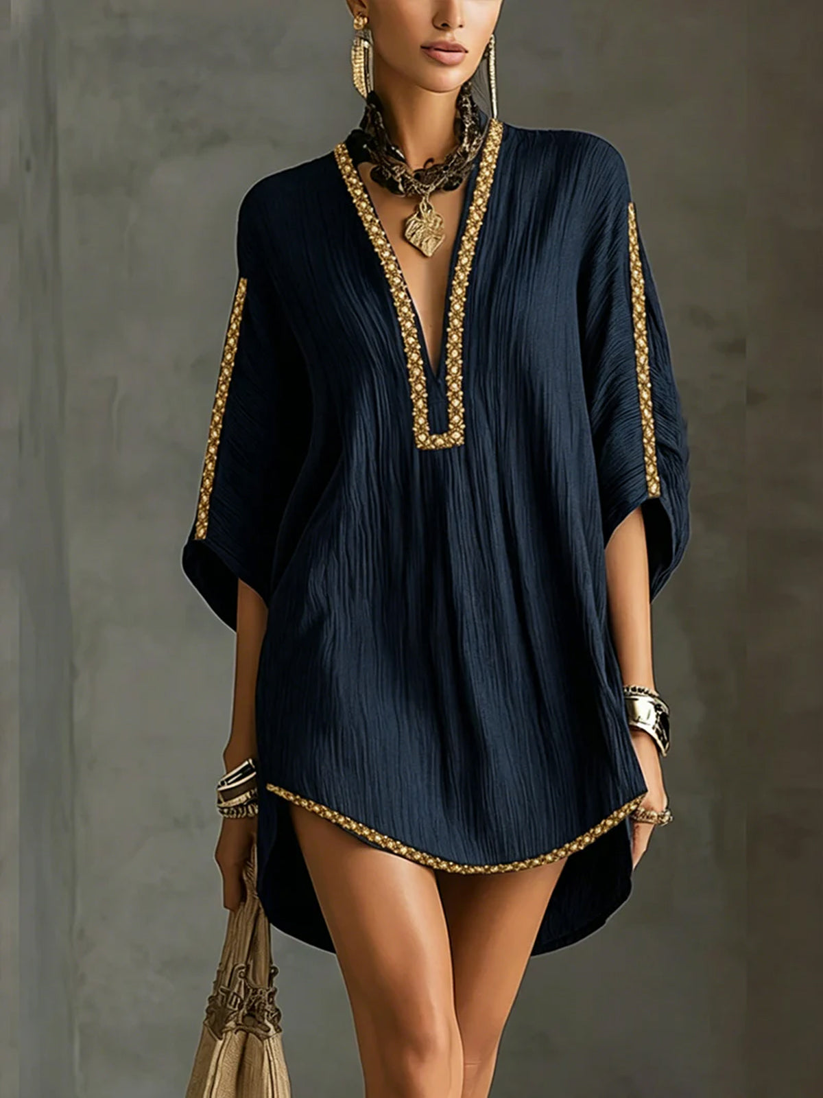 Mirella | Robe courte noire à décolleté plongeant en V