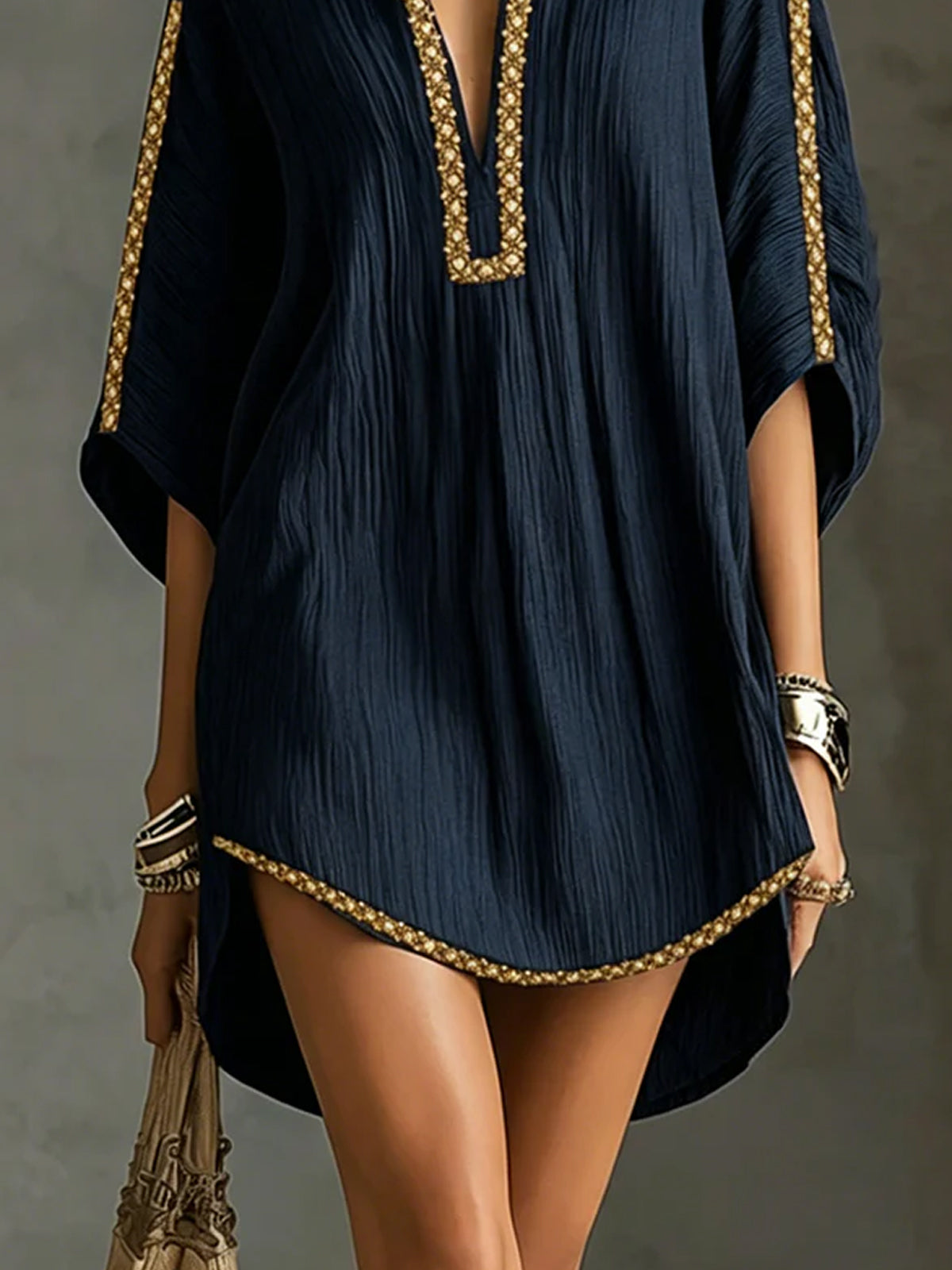 Mirella | Robe courte noire à décolleté plongeant en V