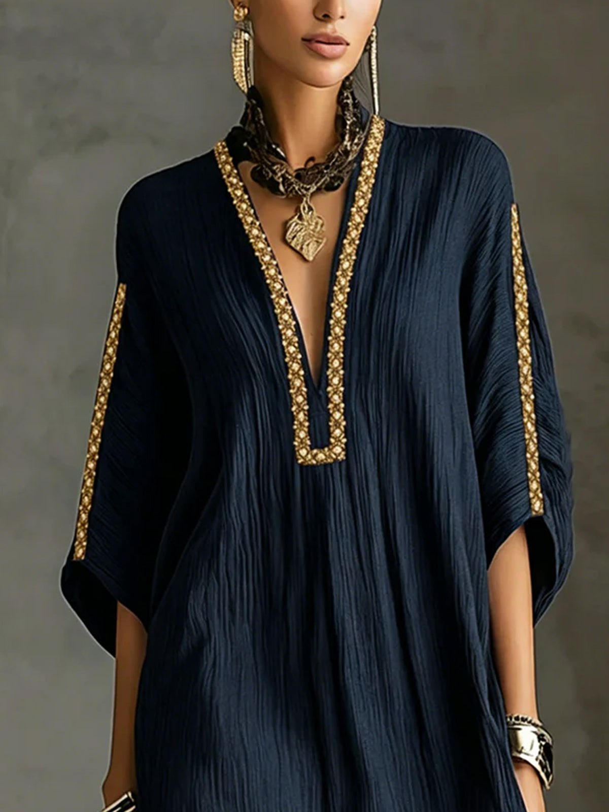Mirella | Robe courte noire à décolleté plongeant en V