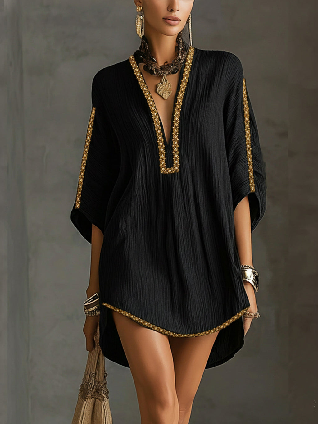 Mirella | Robe courte noire à décolleté plongeant en V