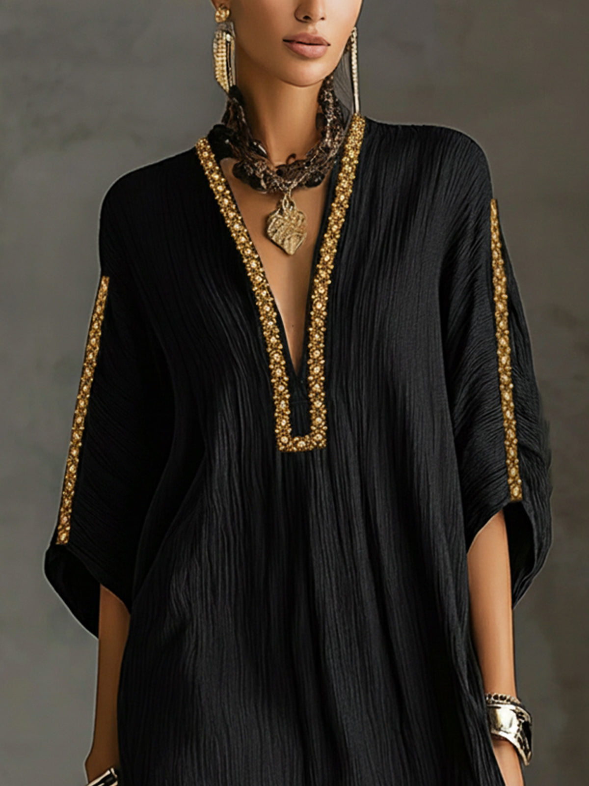 Mirella | Robe courte noire à décolleté plongeant en V