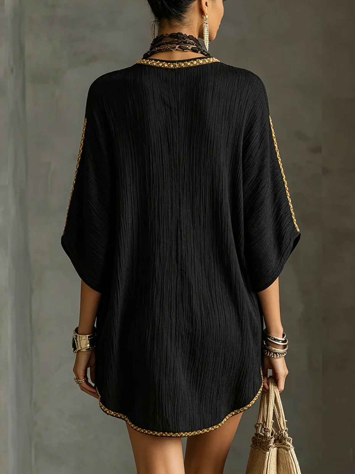 Mirella | Robe courte noire à décolleté plongeant en V