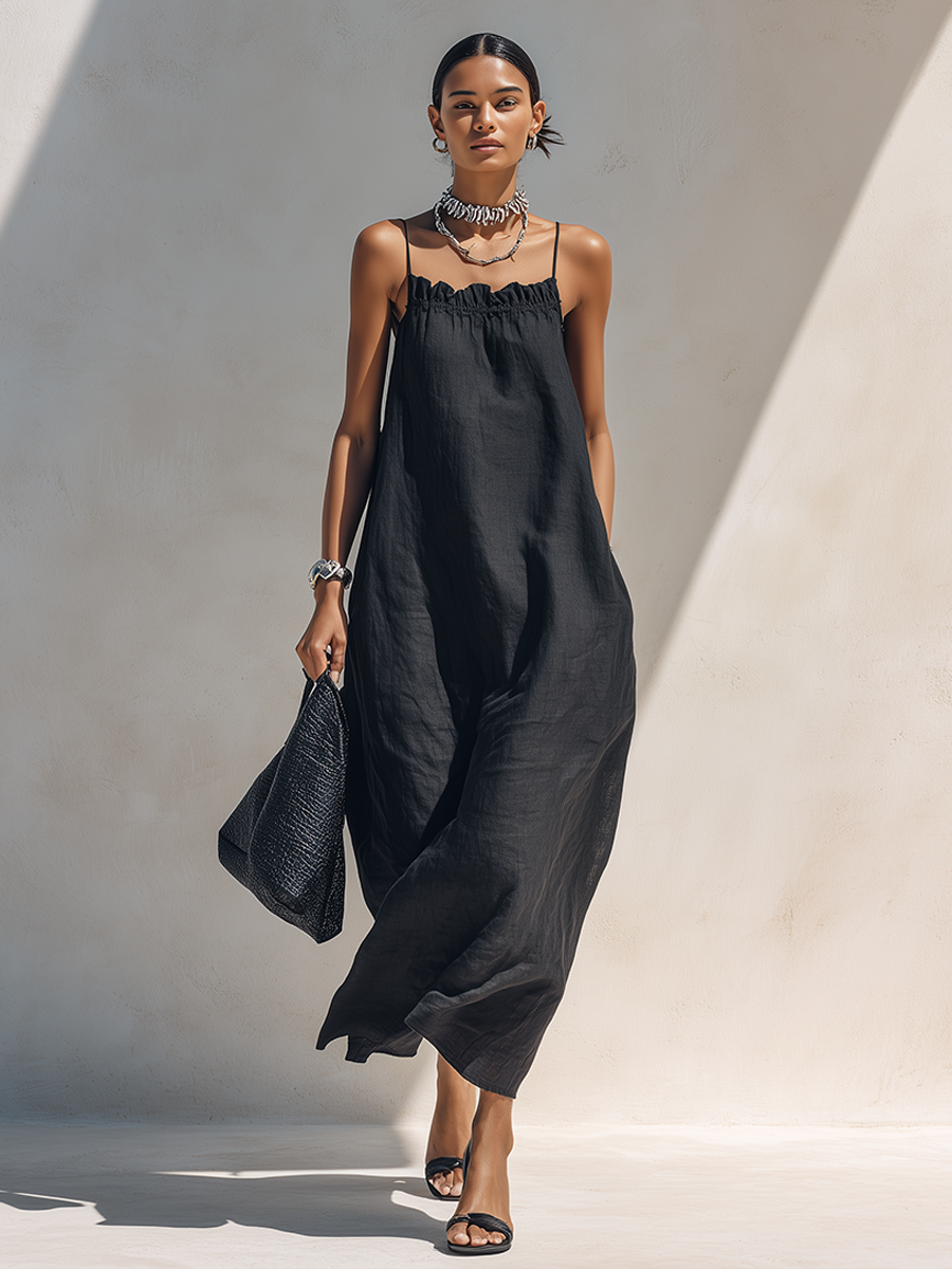 Robe Maxi Noire Minimaliste à Bretelles Spaghetti et Col Froissé.