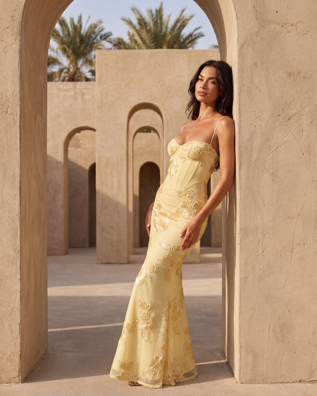 Robe longue avec corset fleuri brodé