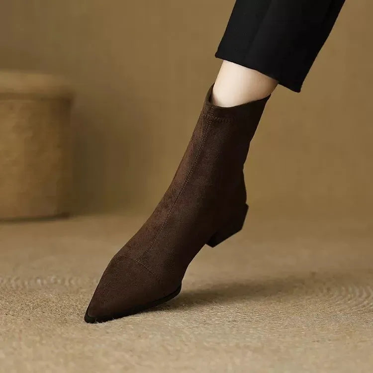 Delfina - Bottines en daim à bout pointu et petit talon