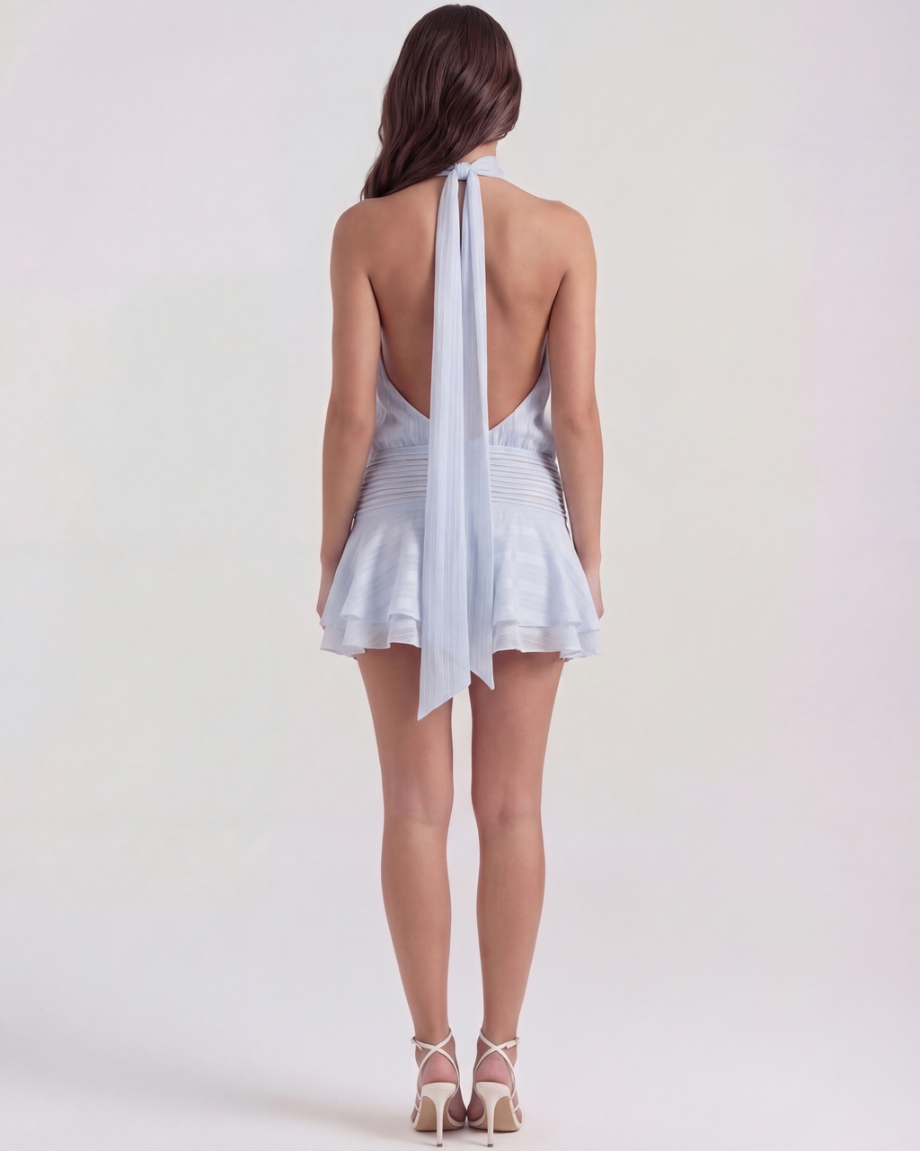 Robe courte dos nu avec jupe à volants
