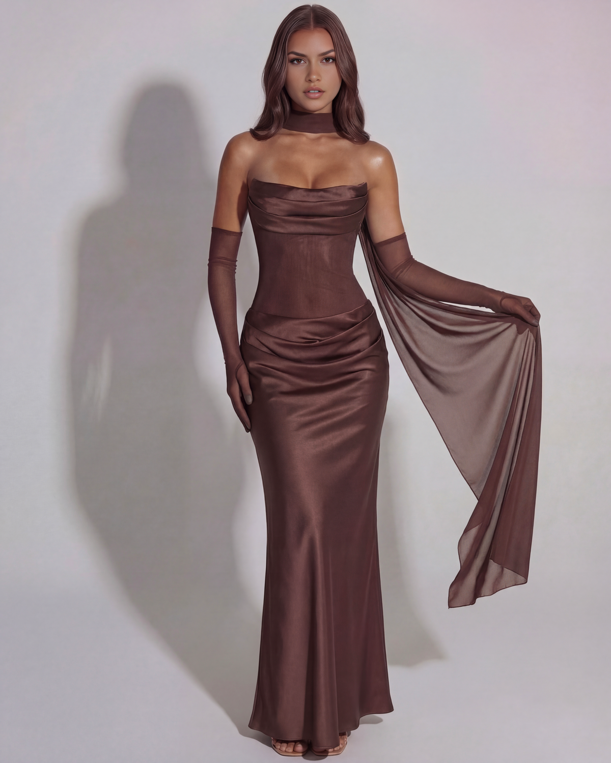 Robe longue satinée à décolleté drapé