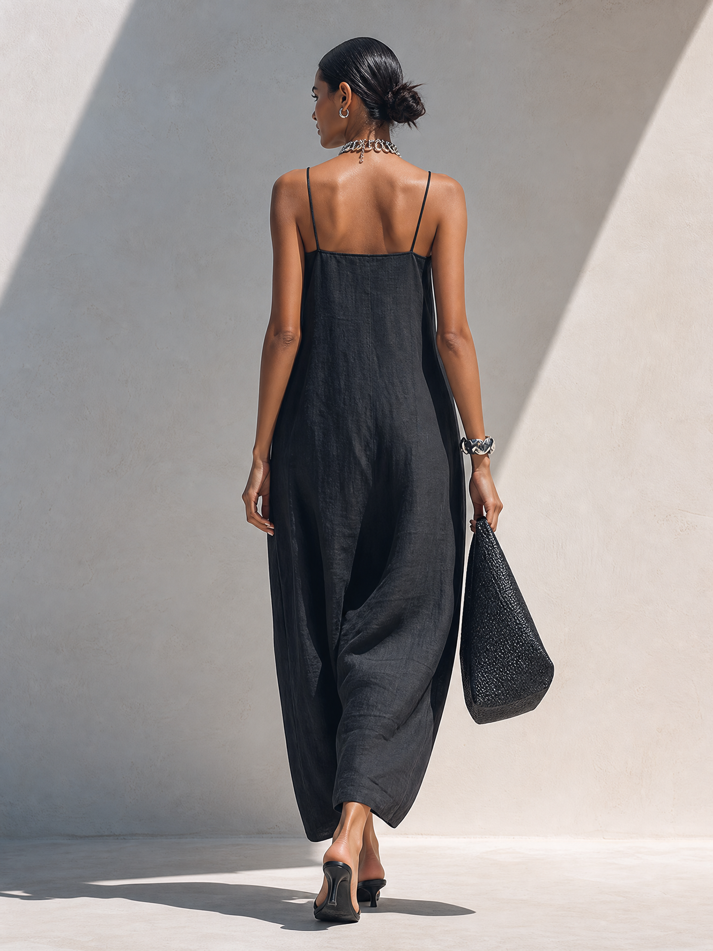 Robe Maxi Noire Minimaliste à Bretelles Spaghetti et Col Froissé.