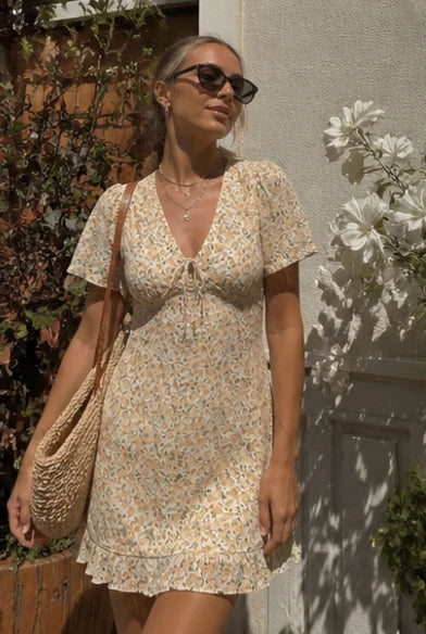 Robe courte fleurie à encolure froncée.