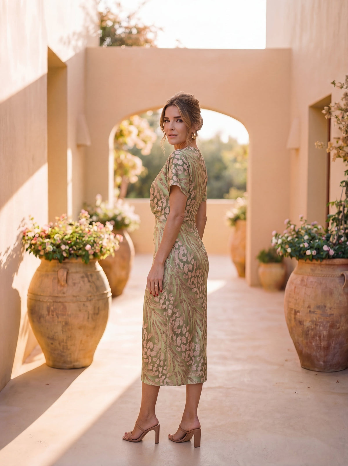 Robe midi effet sculptant avec nœud central et tombé fluide
