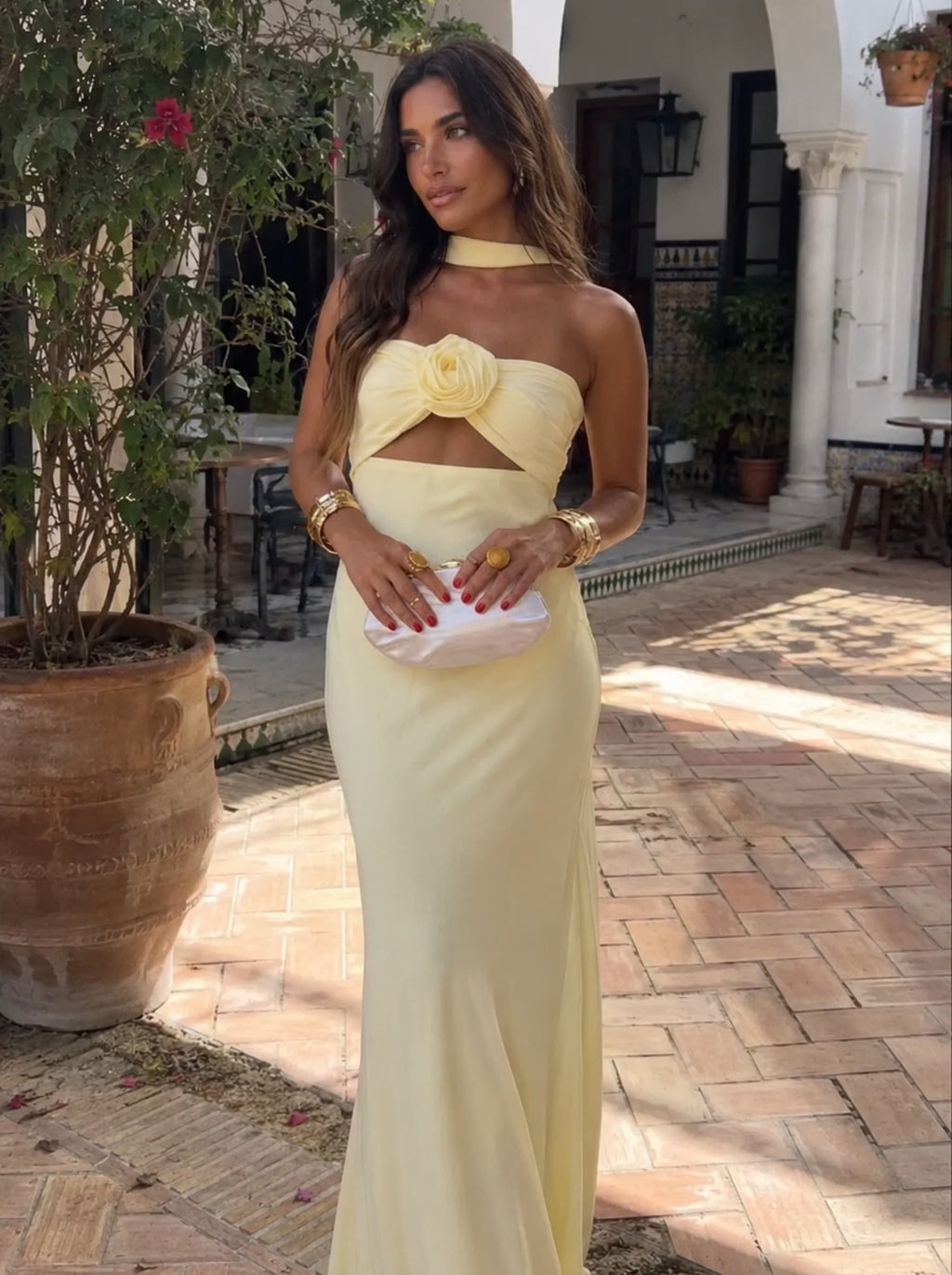 Robe maxi dos nu avec rose corsage