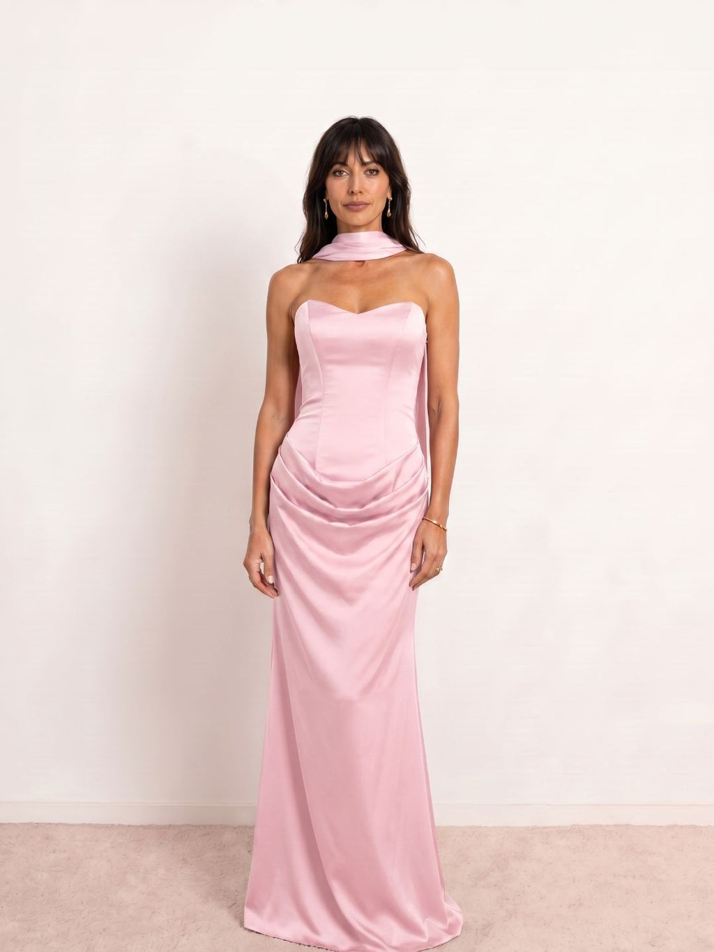 Robe satinée drapée à décolleté cœur