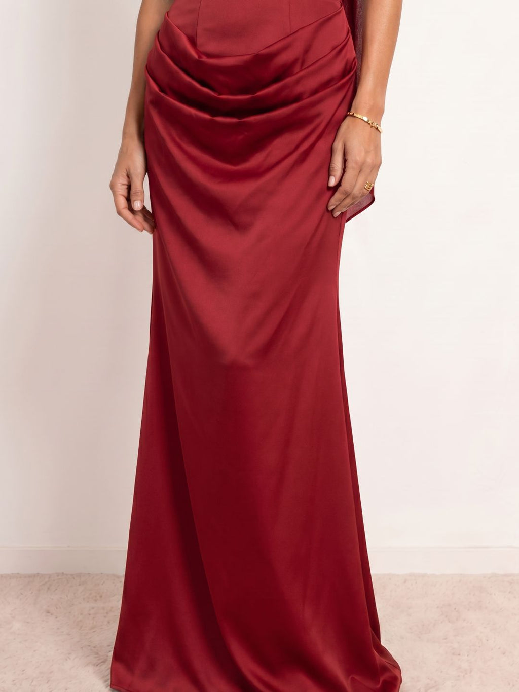Robe satinée drapée à décolleté cœur