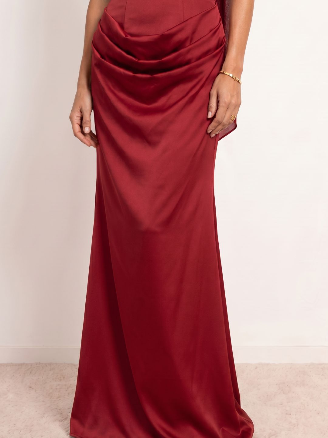 Robe satinée drapée à décolleté cœur