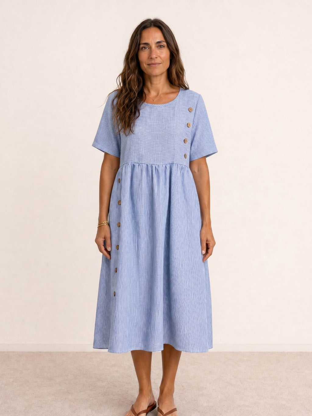 Vestido midi fluido con botones