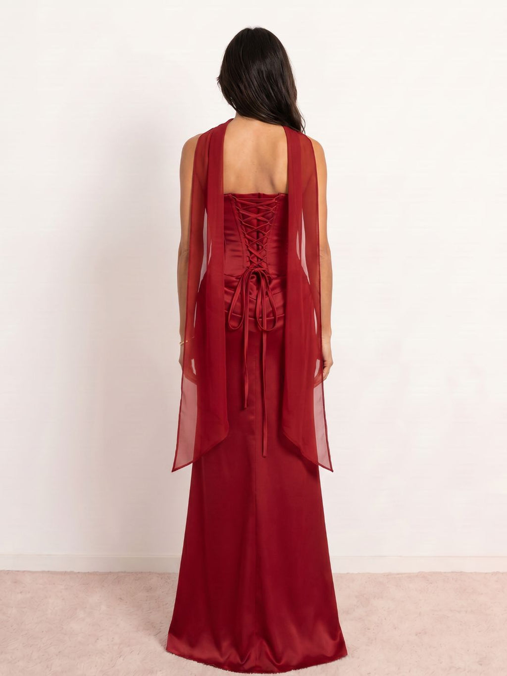 Robe satinée drapée à décolleté cœur