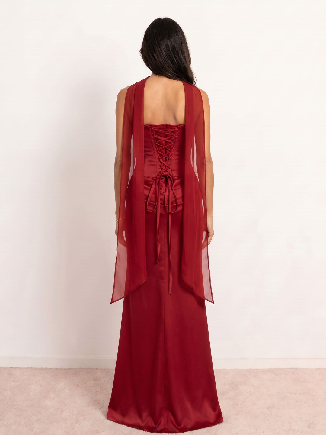 Robe satinée drapée à décolleté cœur