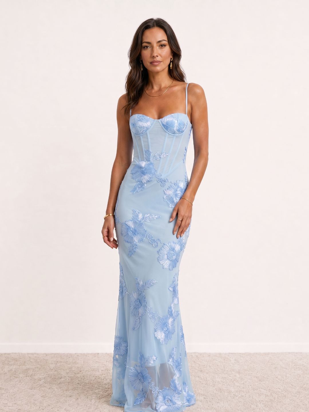 Robe longue brodée à bretelles