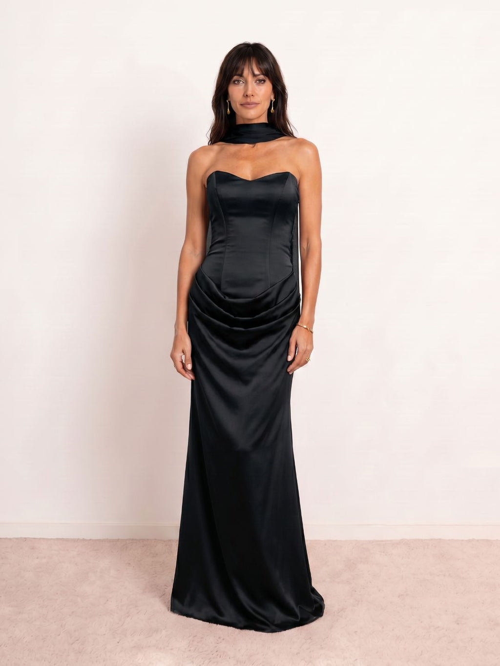 Robe satinée drapée à décolleté cœur