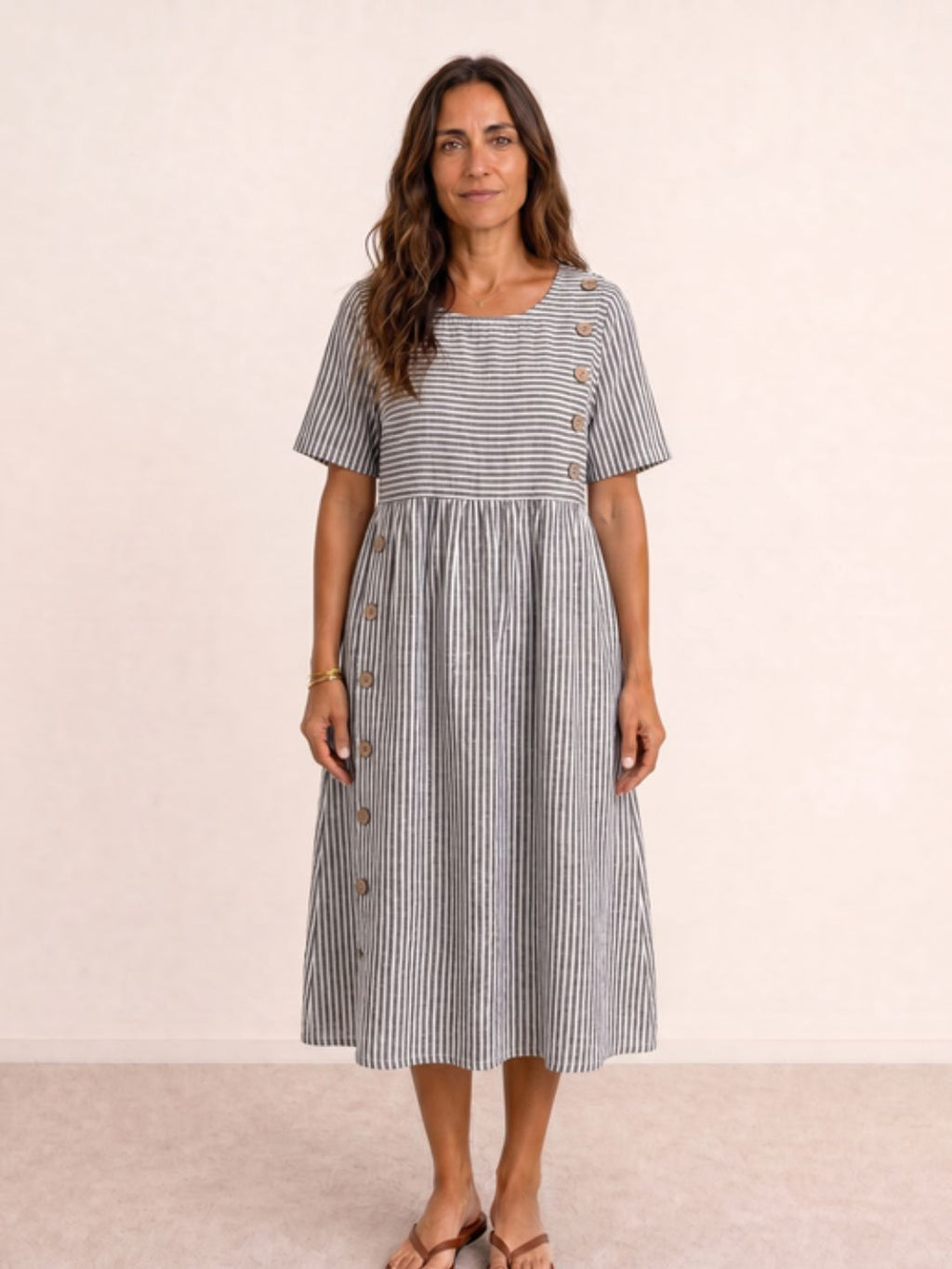 Vestido midi fluido con botones