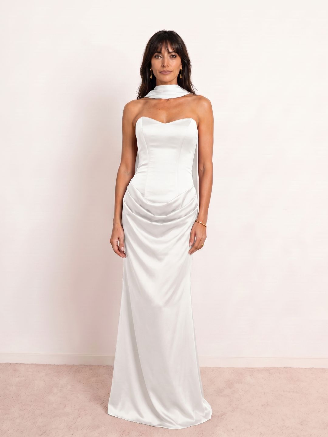 Robe satinée drapée à décolleté cœur