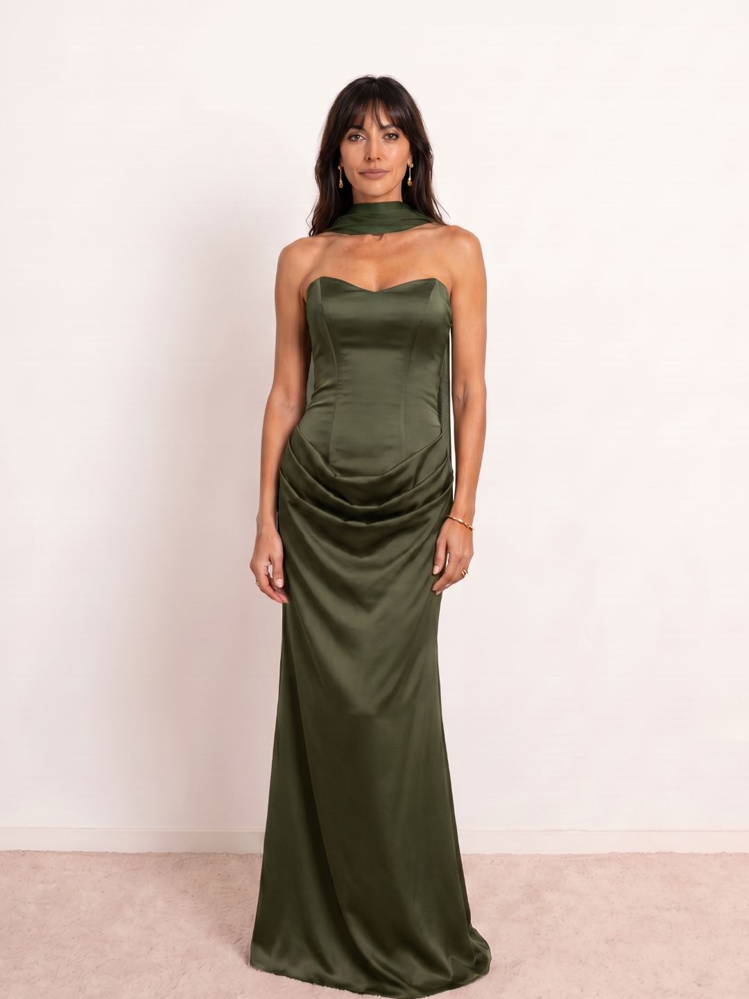 Robe satinée drapée à décolleté cœur