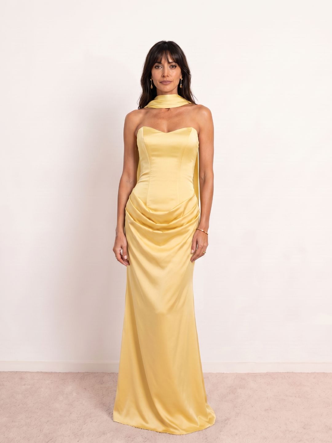 Robe satinée drapée à décolleté cœur