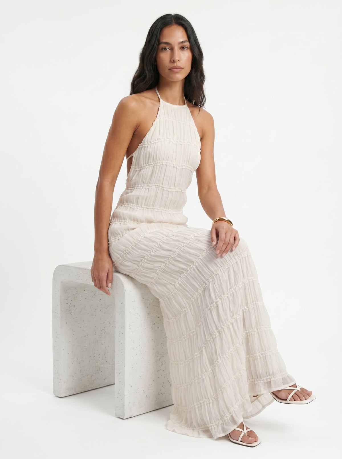 Robe longue dos nu à texture plissée