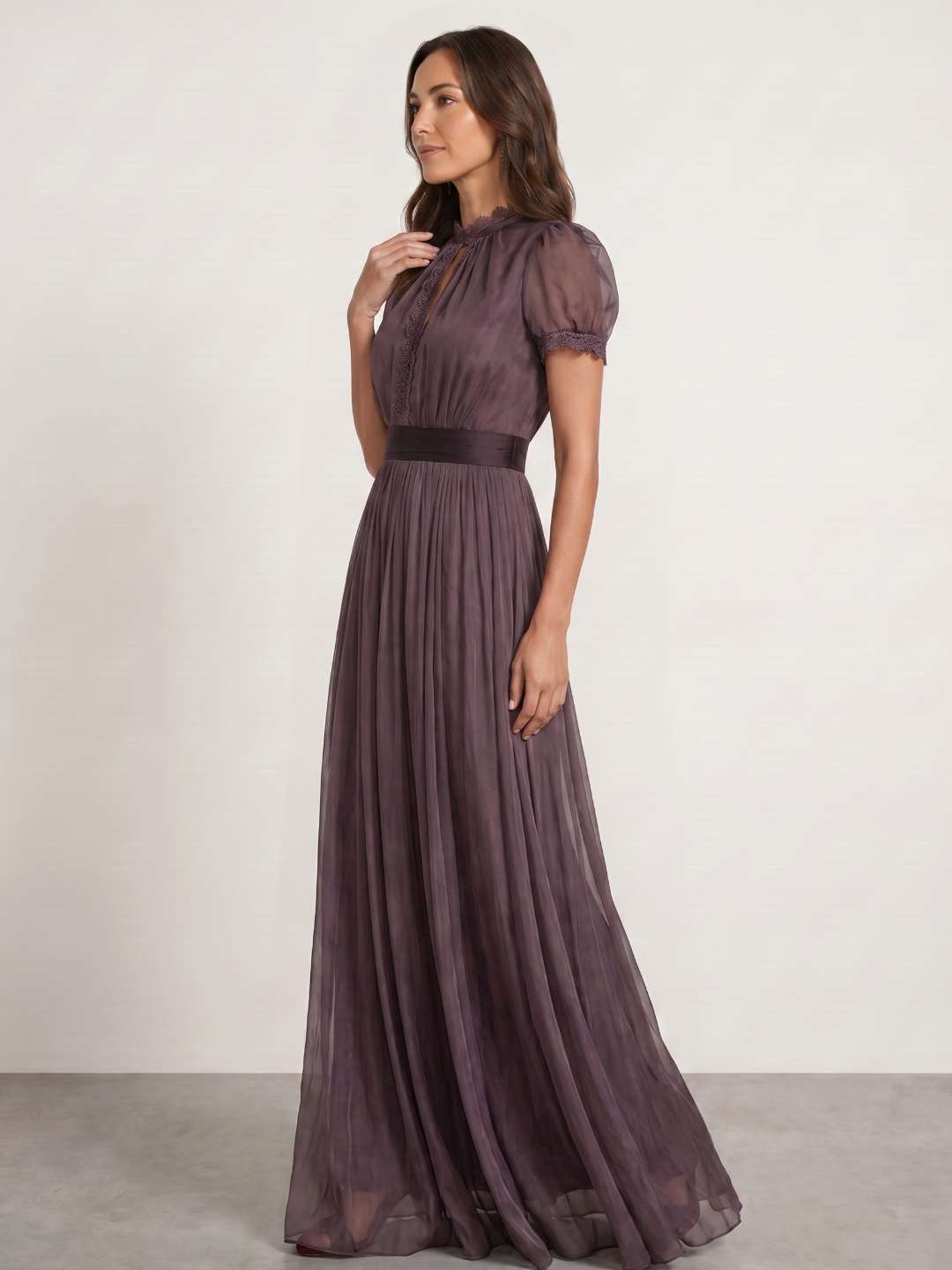 Robe fluide à col en dentelle