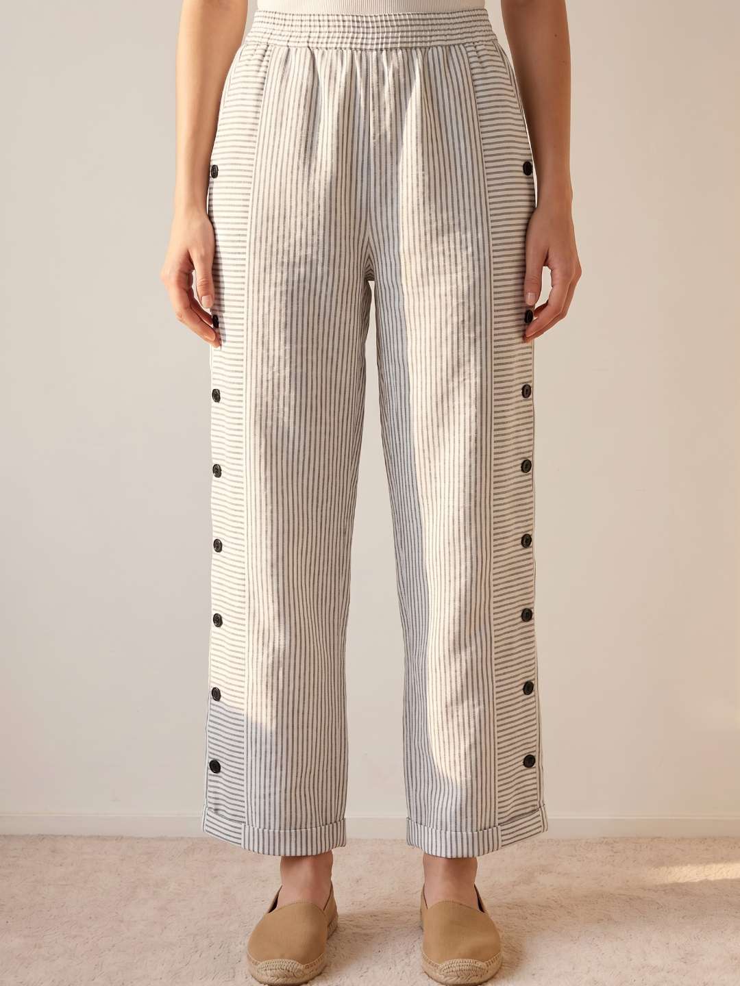 Pantalon droit à rayures avec boutons latéraux