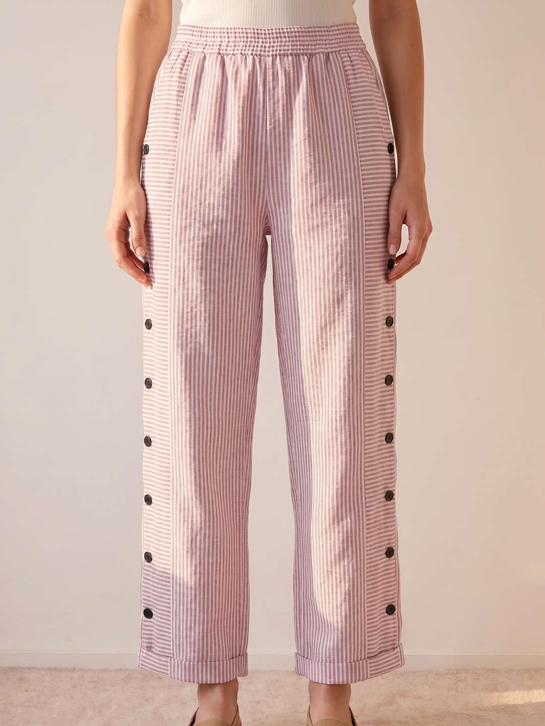Pantalon droit à rayures avec boutons latéraux