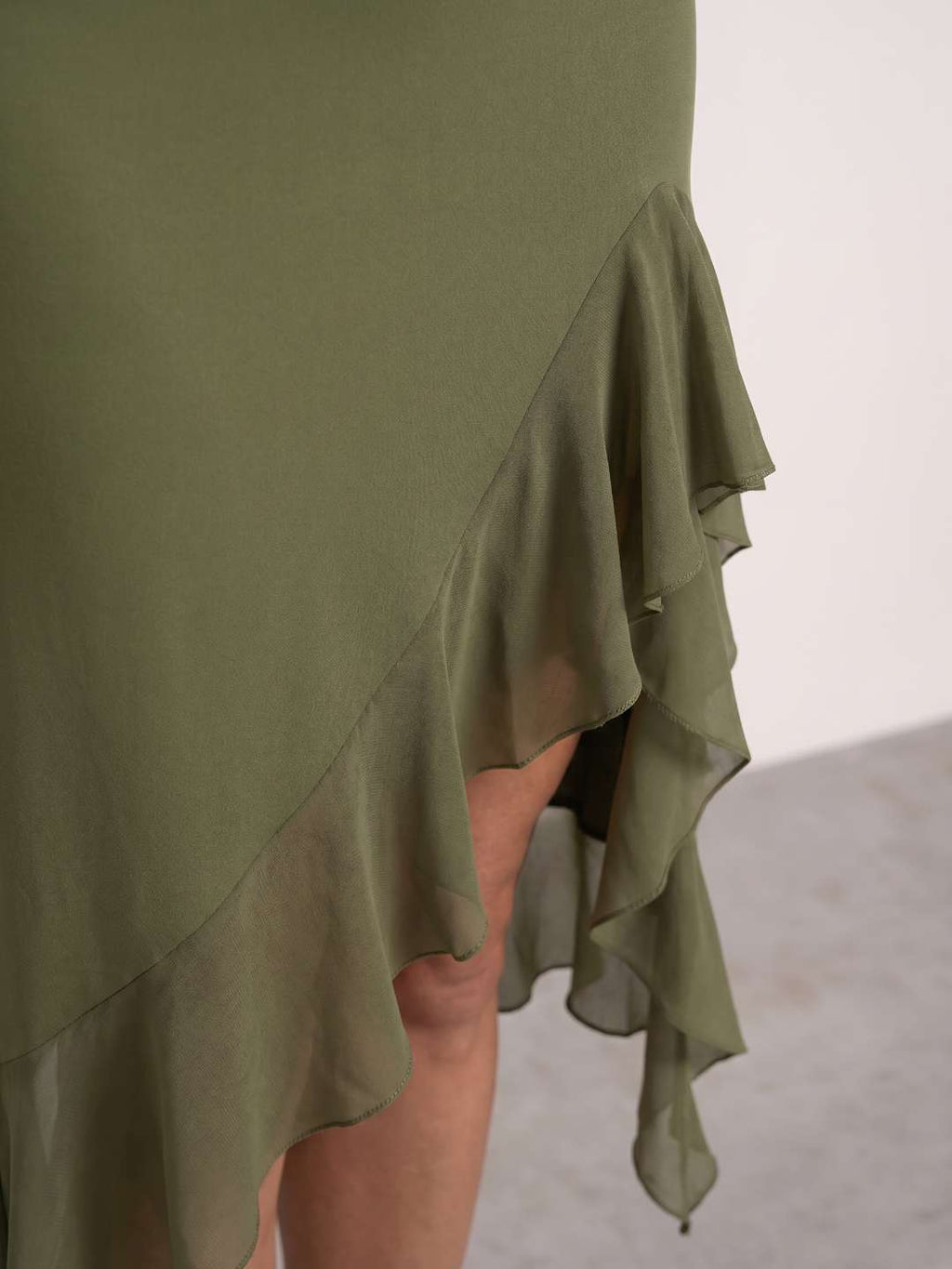 Robe verte froncée à volants
