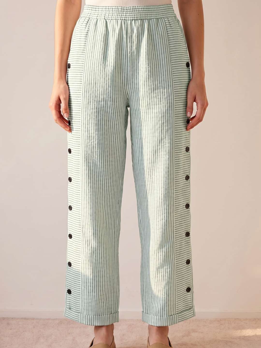 Pantalon droit à rayures avec boutons latéraux
