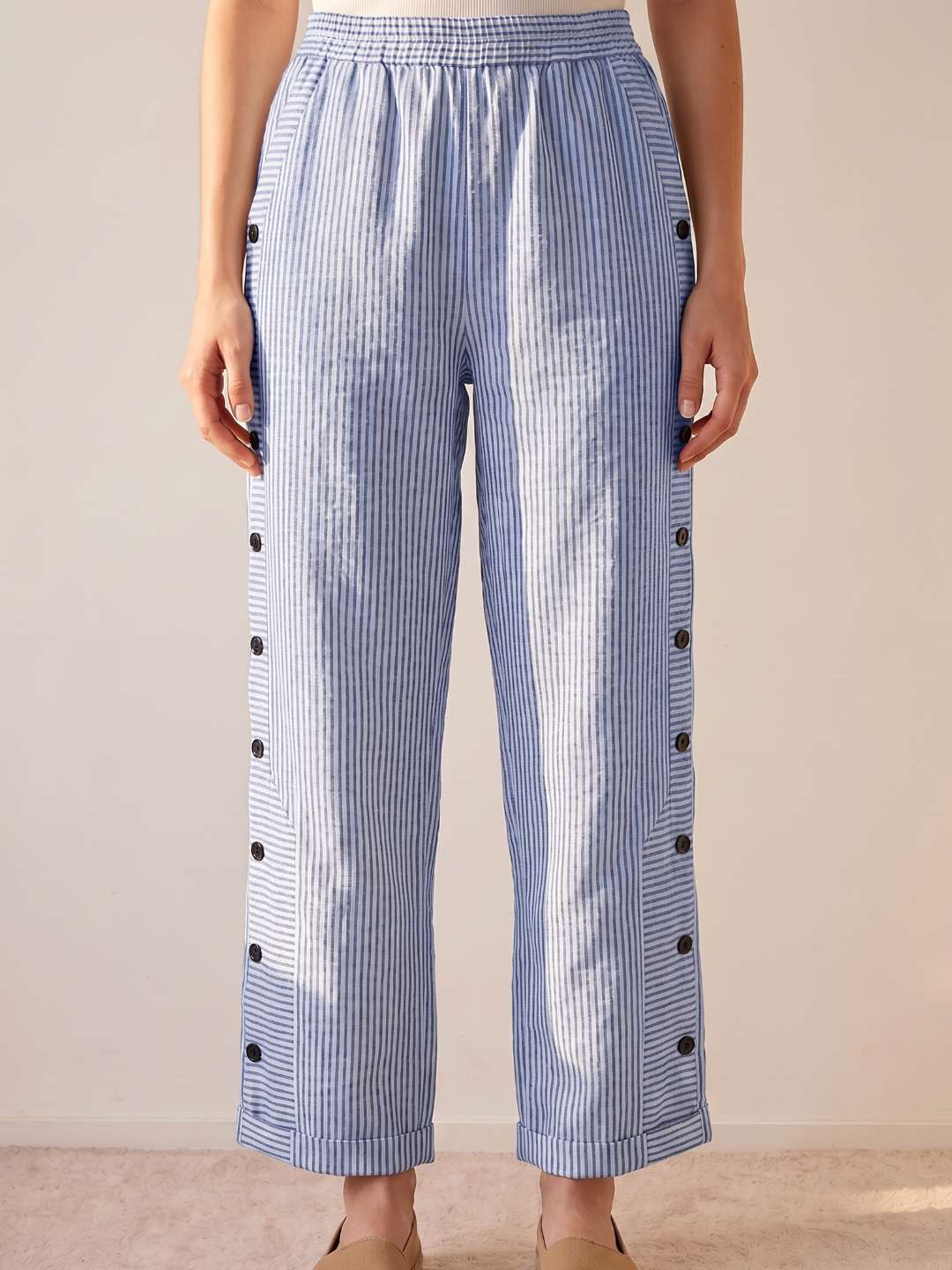 Pantalon droit à rayures avec boutons latéraux