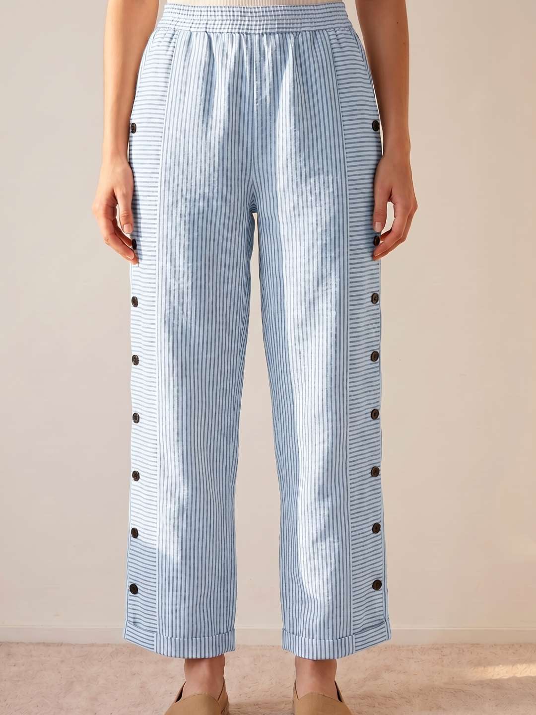 Pantalon droit à rayures avec boutons latéraux