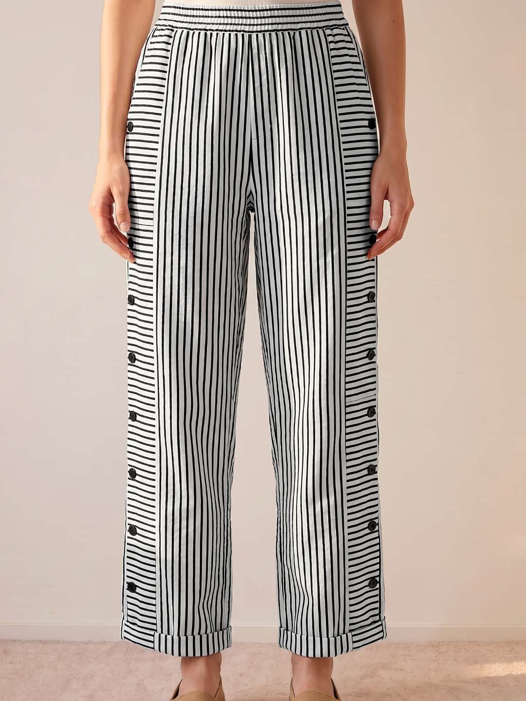 Pantalon droit à rayures avec boutons latéraux