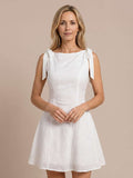 Vestido corto bordado con lazadas