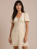 Vestido corto floral con escote fruncido