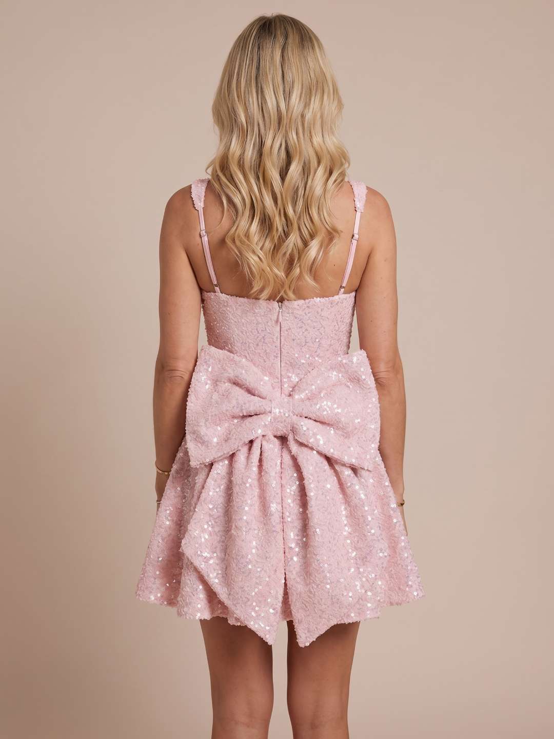 Robe courte brillante évasée