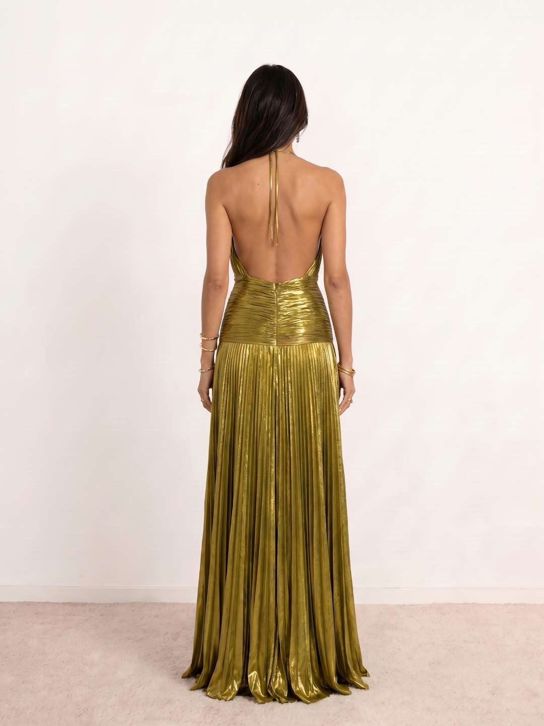 Robe longue plissée à col dos nu
