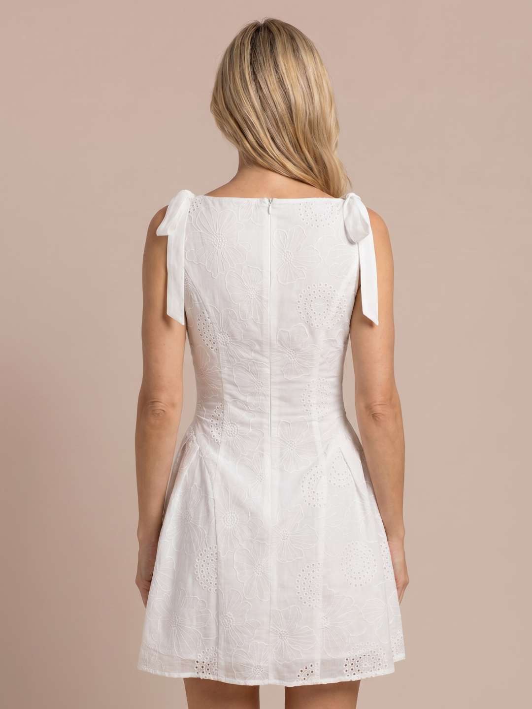 Robe courte brodée à liens